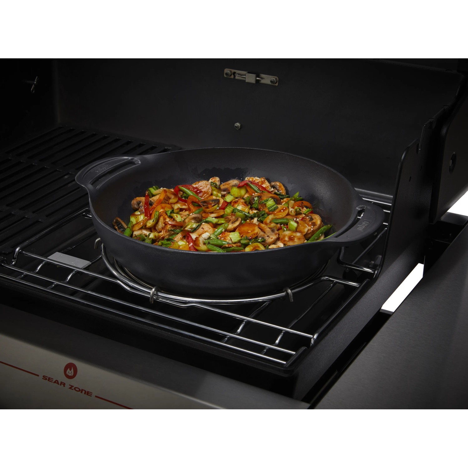 Schwarzer Weber Crafted Wok (5,7 l) auf Grill mit Gemüse. Grillutensil für asiatische Gerichte.