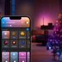 Philips Hue Festavia Lichterkette mit App-Steuerung und bunt beleuchtetem Weihnachtsbaum.