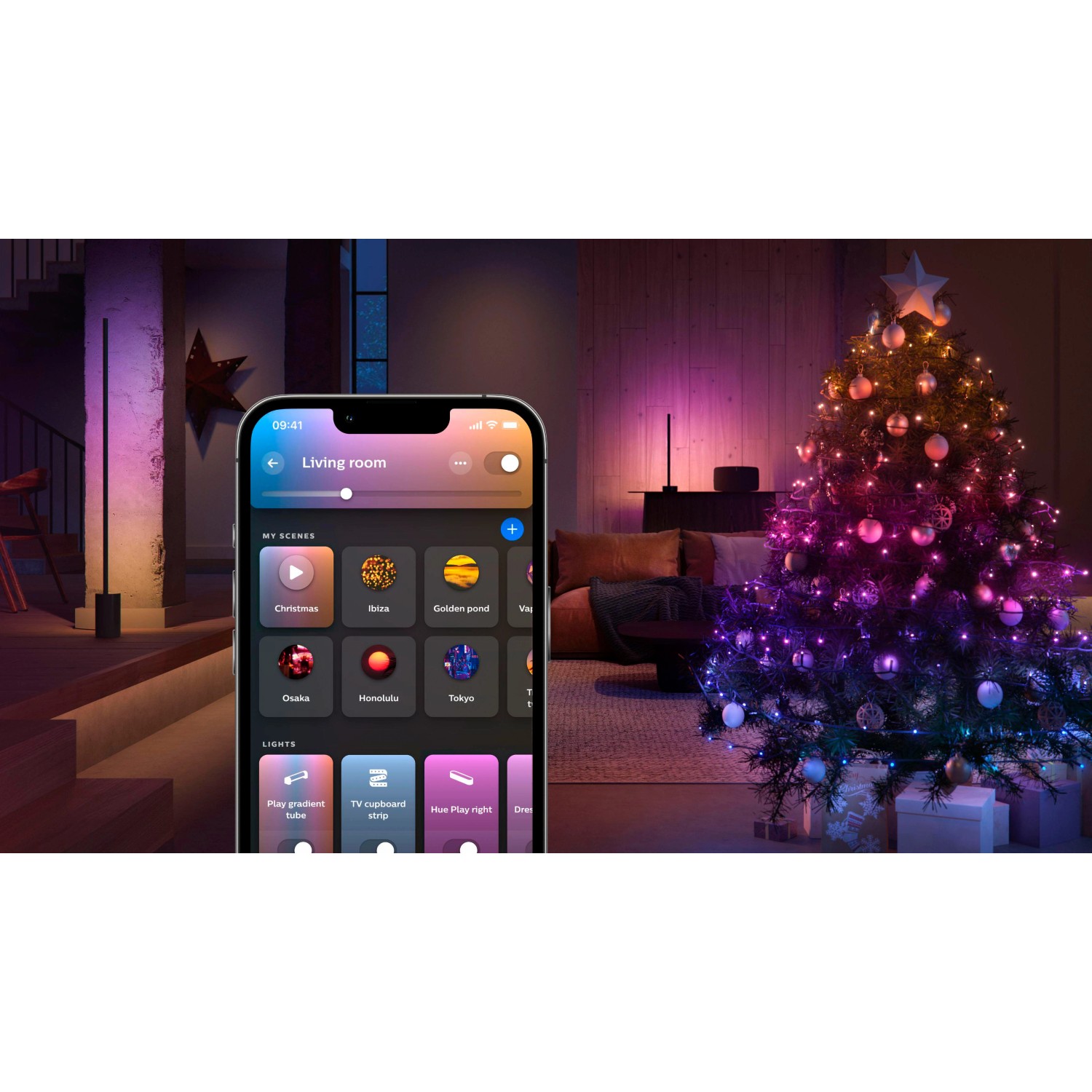 Philips Hue Festavia Lichterkette mit App-Steuerung und bunt beleuchtetem Weihnachtsbaum.
