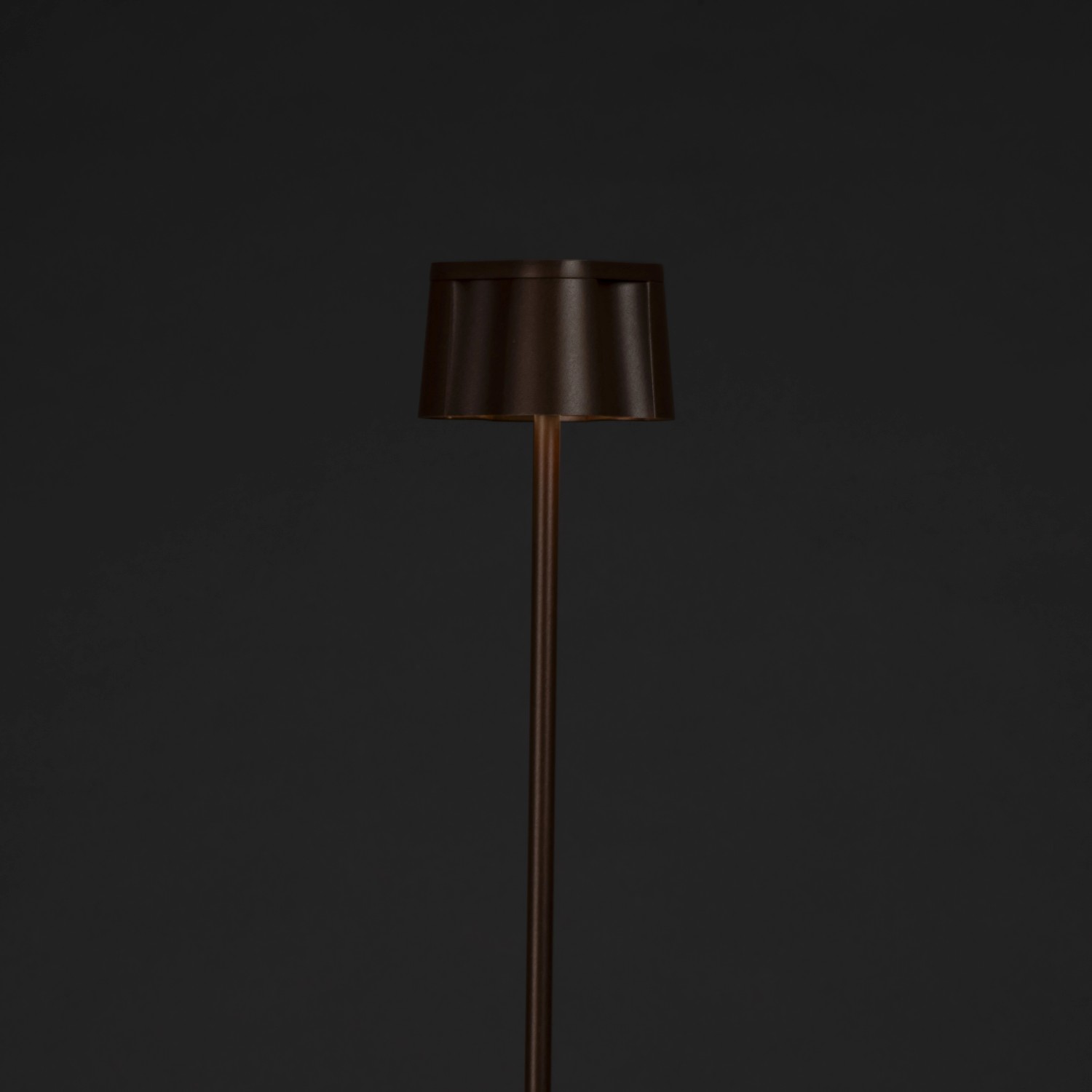 Rostfarbene Konstsmide LED Stehleuchte Nice, 120cm, für Innen- und Außenbereich.