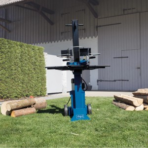Scheppach Holzspalter HL730 (7 t) auf Rasen vor Gebäude. Ideal zum Spalten von Brennholz.
