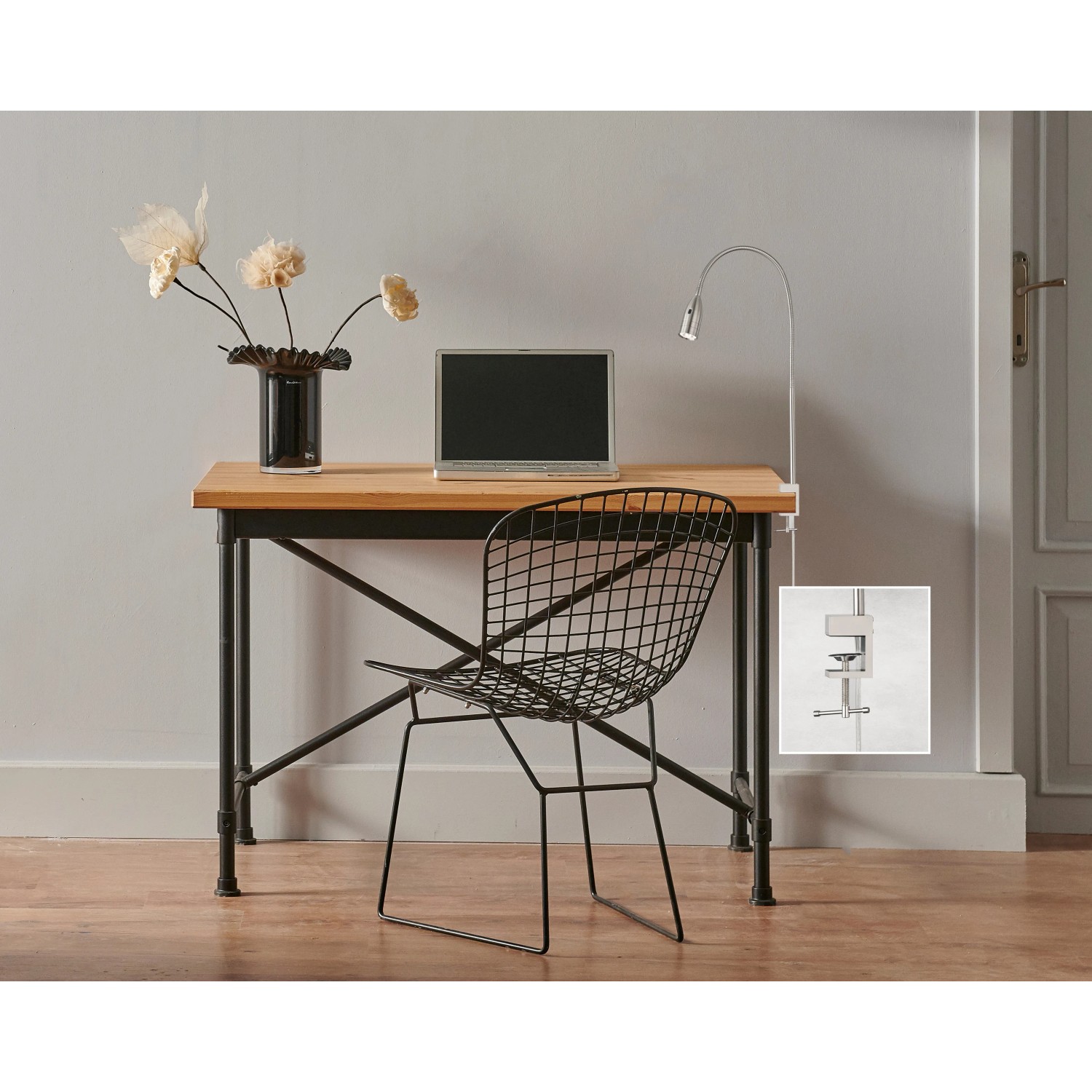 Nickelfarbene LED-Klemmleuchte Sten von Fischer & Honsel am Schreibtisch mit Laptop und Stuhl.