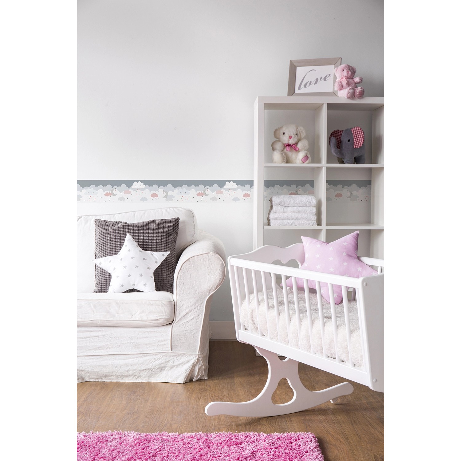 A.S. Création Borte Wolken in Grau-Rosa im Kinderzimmer, selbstklebend, 5 m x 15 cm.