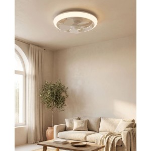 Weißer Eglo LED-Ventilator Fernandina, 18 Watt, Ø 39,8 cm, montiert an der Decke eines Wohnzimmers.