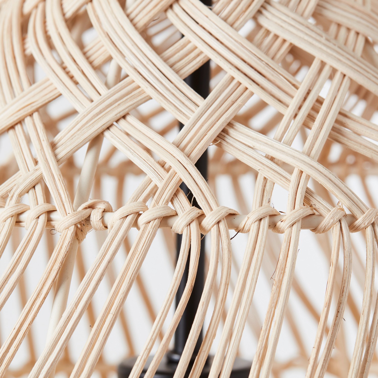 Detailaufnahme der Rattan-Pendelleuchte Minster von Brilliant, Textil-Akzente.