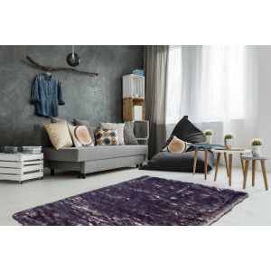 Kayoom Schaffell Imitat Crown, weiß-lila, 180x280 cm im Wohnzimmer.