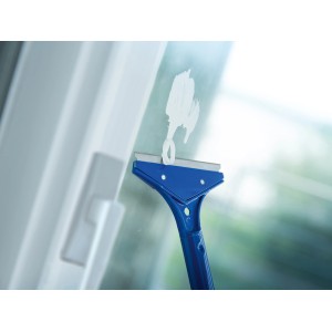 LUX Fenster- und Bodenschaber im Einsatz zum Entfernen von Farbresten auf einer Fensterscheibe.