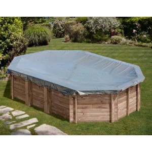 Graue Winterabdeckplane auf Holzpool im Garten. Pool Abdeckplane schützt vor Laub und UV-Strahlung.