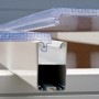 Detailaufnahme der weißen Palram Canopia Terrassenüberdachung: Polycarbonat-Dachplatten und Rahmen.