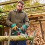 Mann sägt Holz mit Bosch Akku-Kettensäge UniversalChain 18. Kompakte Akku-Kettensäge für Gartenarbeiten.