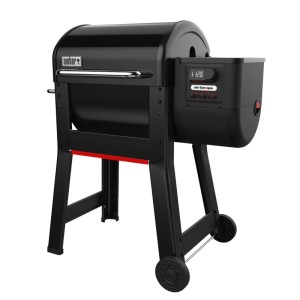 Schwarzer Weber Holzpelletgrill Smoque mit digitaler Steuerung und Rädern.