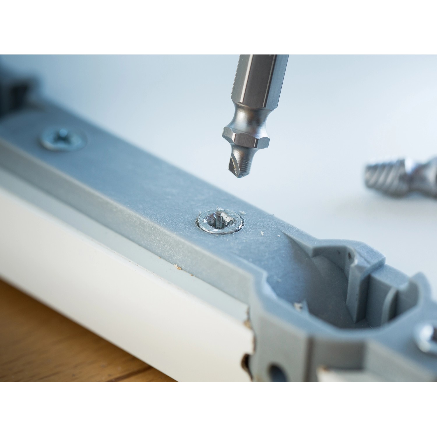 LUX Schraub-Ex Set Classic, 4-teilig im Einsatz zum Entfernen einer defekten Schraube.