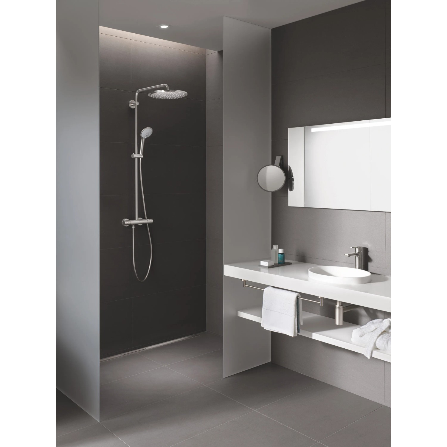 Grohe Euphoria 310 Duschsystem in Supersteel im modernen Badezimmer.
