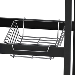 Detailaufnahme: Ablagekorb aus Metall am Gasgrill mit 4 Brennern.