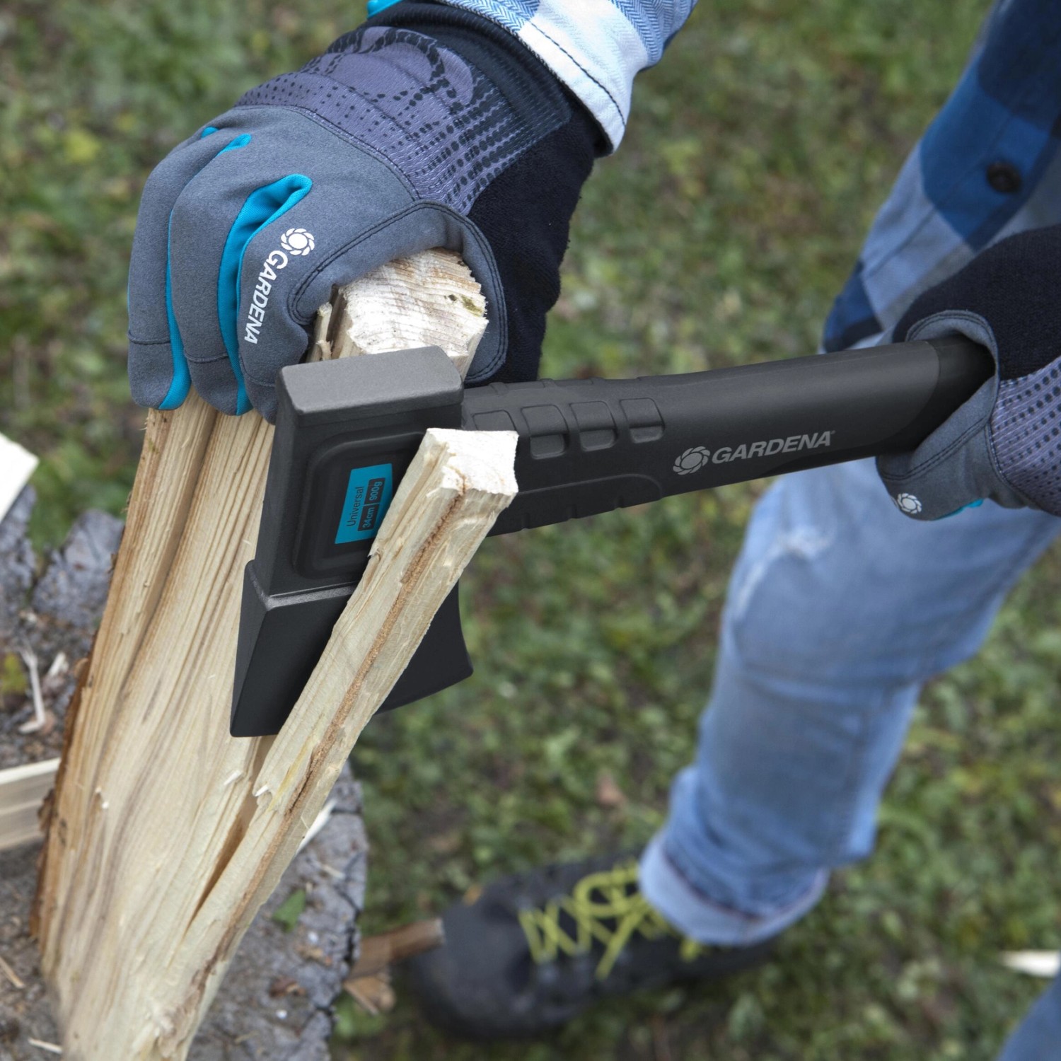 Gardena Universalbeil 900 B in Aktion beim Holzspalten, Länge 34 cm.