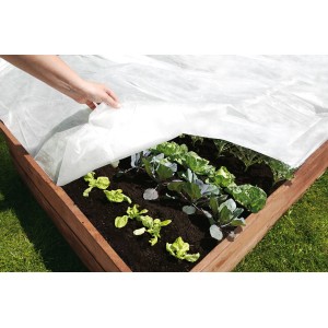 Gartenvlies Weiß (5x1,5m) über Gemüsebeet gespannt, schützt Pflanzen vor Wind und Wetter.