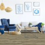 Wohnraum mit Click-Vinylboden Eiche Toronto. Der Vinylboden hat eine helle Holzoptik und integrierten Trittschall.