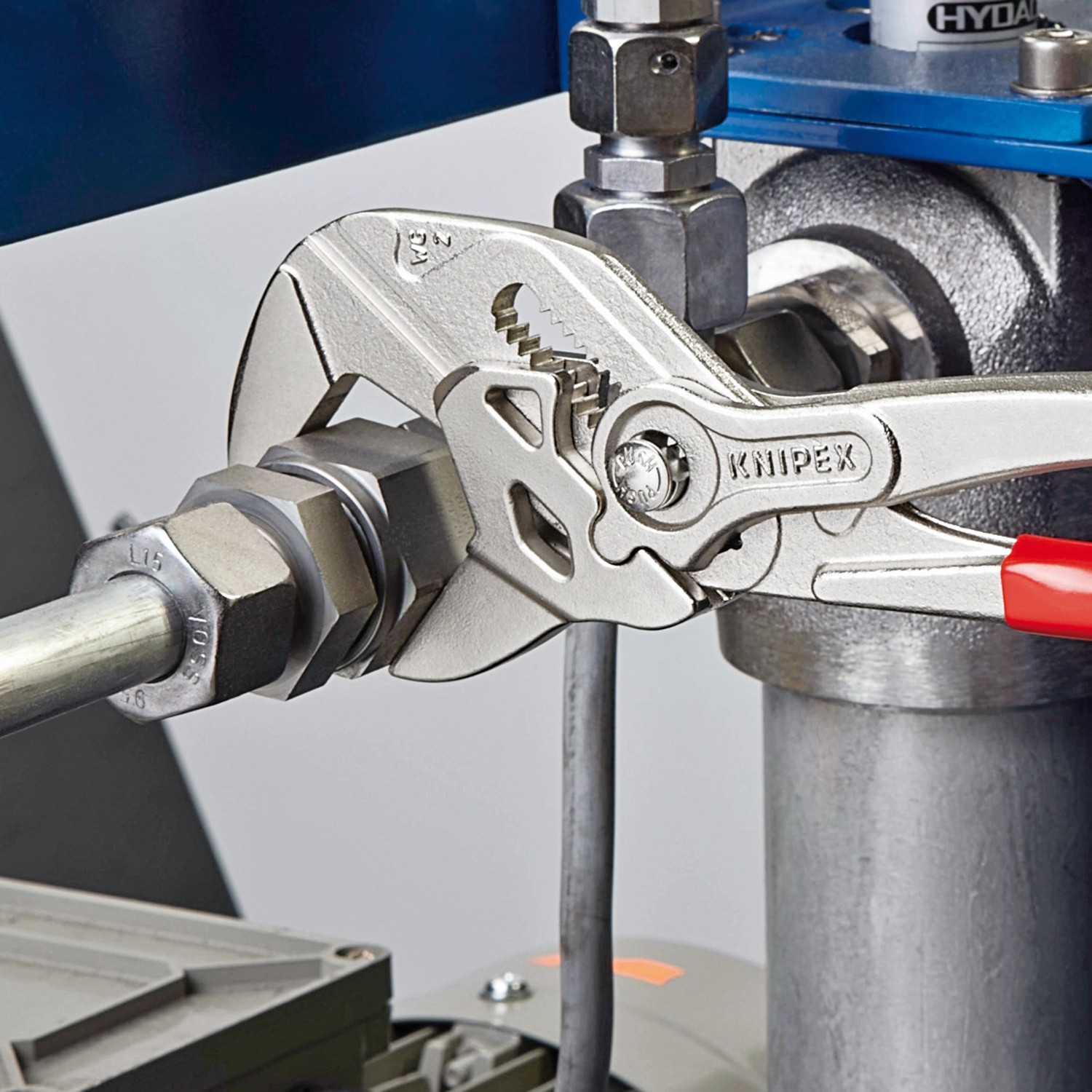 Knipex Zangenschlüssel 250 mm verchromt im Einsatz an einer Rohrverschraubung.