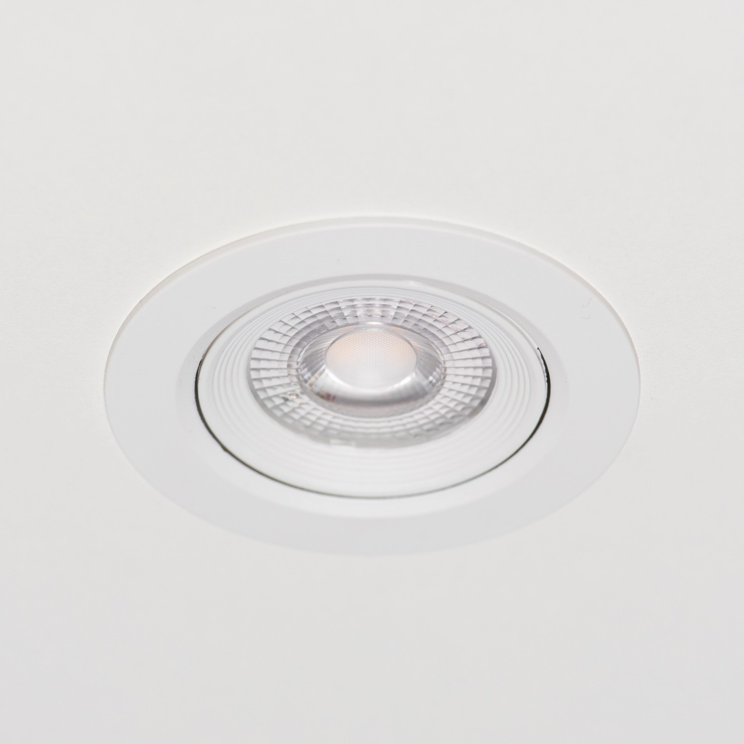 Weißer LED-Einbaustrahler, 5W, dimmbar, 3er-Set. Ideal für Küche, Wohnzimmer und Flur.