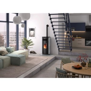 Justus Pelletofen Norta Speckstein 8 kW im modernen Wohnraum mit Treppe und Einrichtung.