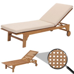 Sonnenliege aus Akazienholz mit creme-beiger Auflage und Poly-Rattan-Geflecht.