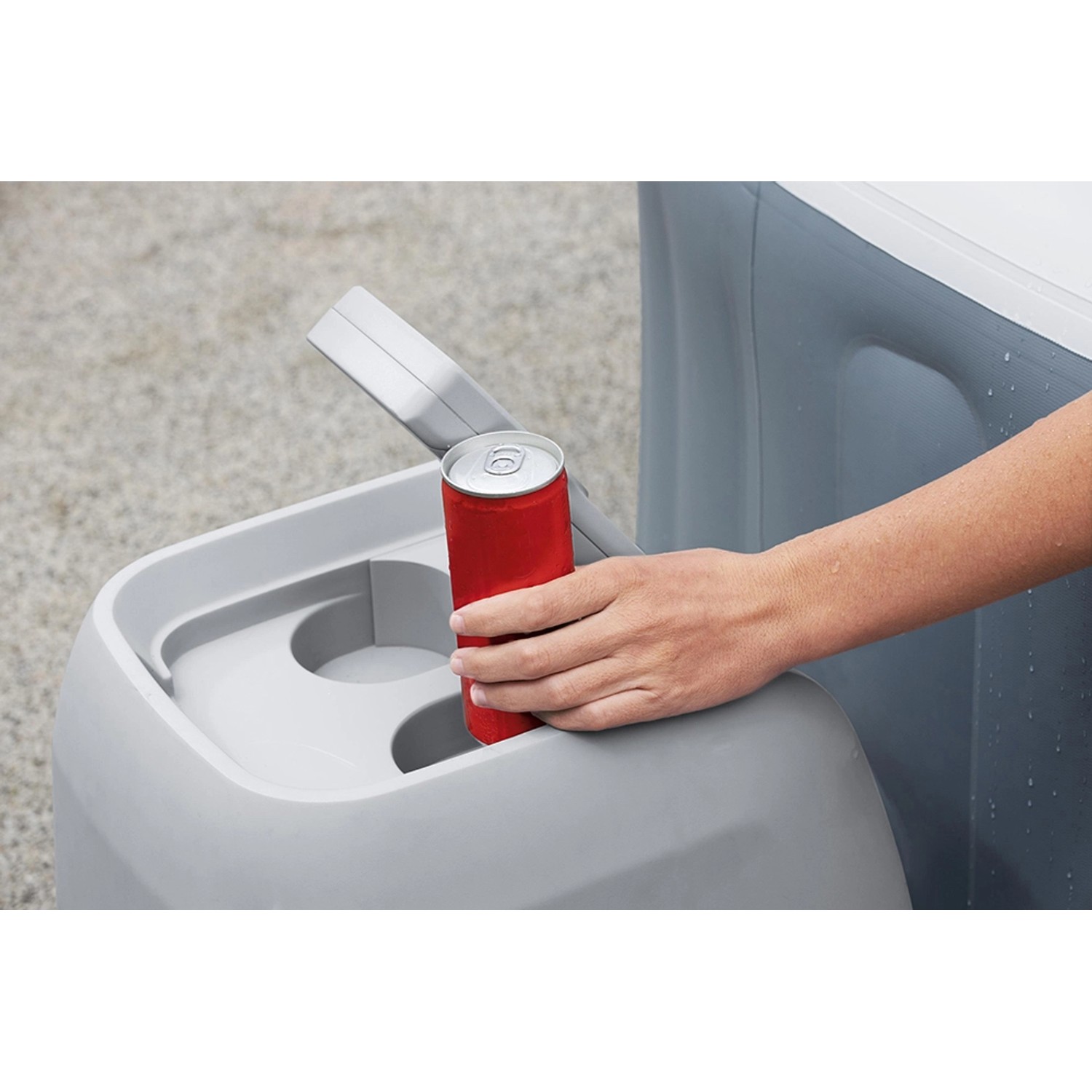 Bestway Lay-Z-Spa Bali: Getränkehalter mit Dose am aufblasbaren Whirlpool.