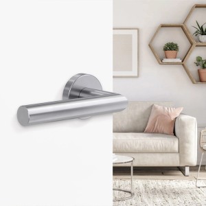 Novadoors Türgriffgarnitur Nova Mio Smart2Lock Links aus gebürstetem Edelstahl an weißer Tür, modernes Wohnzimmer.