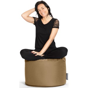 Brauner Sitting Point Hocker Outside (120 l) mit sitzender Person. Gemütlicher Sitzsack für Innen & Außen.