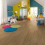 Verlegtes Egger Laminat 8 mm Eiche Colmar Braun im Kinderzimmer mit Spielzeug.