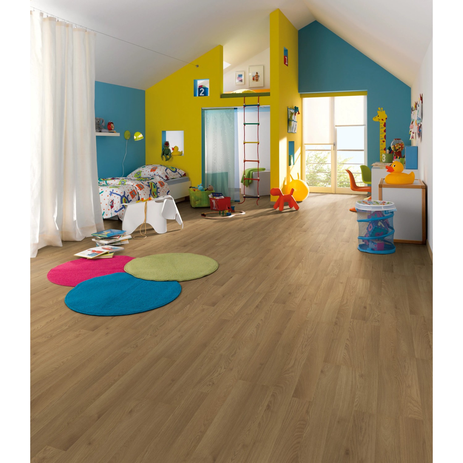 Verlegtes Egger Laminat 8 mm Eiche Colmar Braun im Kinderzimmer mit Spielzeug.