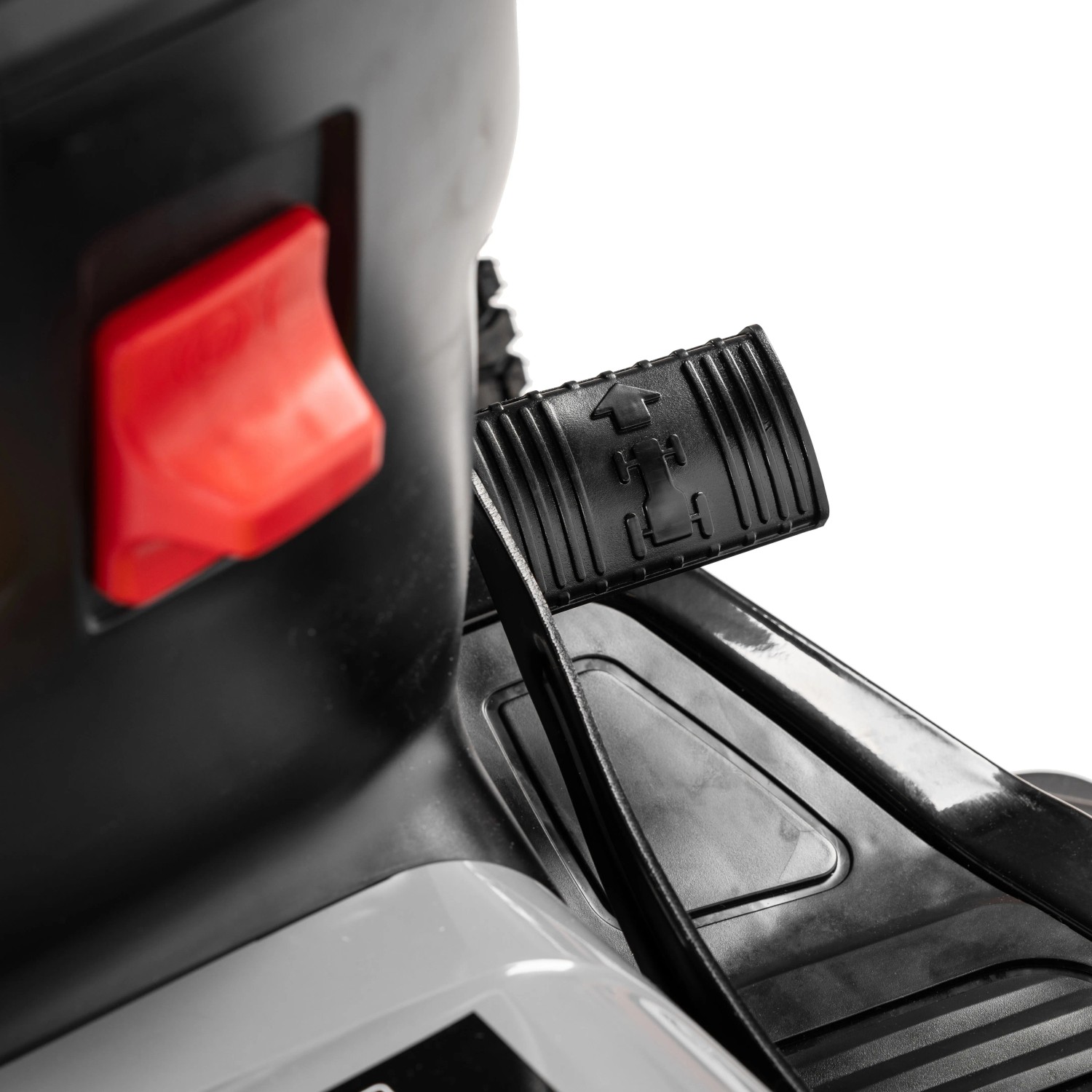 Detailaufnahme: Pedal und Schalter des Texas Benzin-Rasentraktor Premium TTC102H.