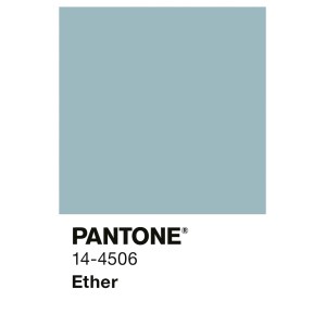Farbquadrat der Alpina Innenfarbe Pantone Ether in Graublau. Matte Wandfarbe für moderne Räume.