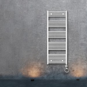 Weißer, elektrischer Badheizkörper Winterberg XXL, 160x60 cm, an grauer Wand.