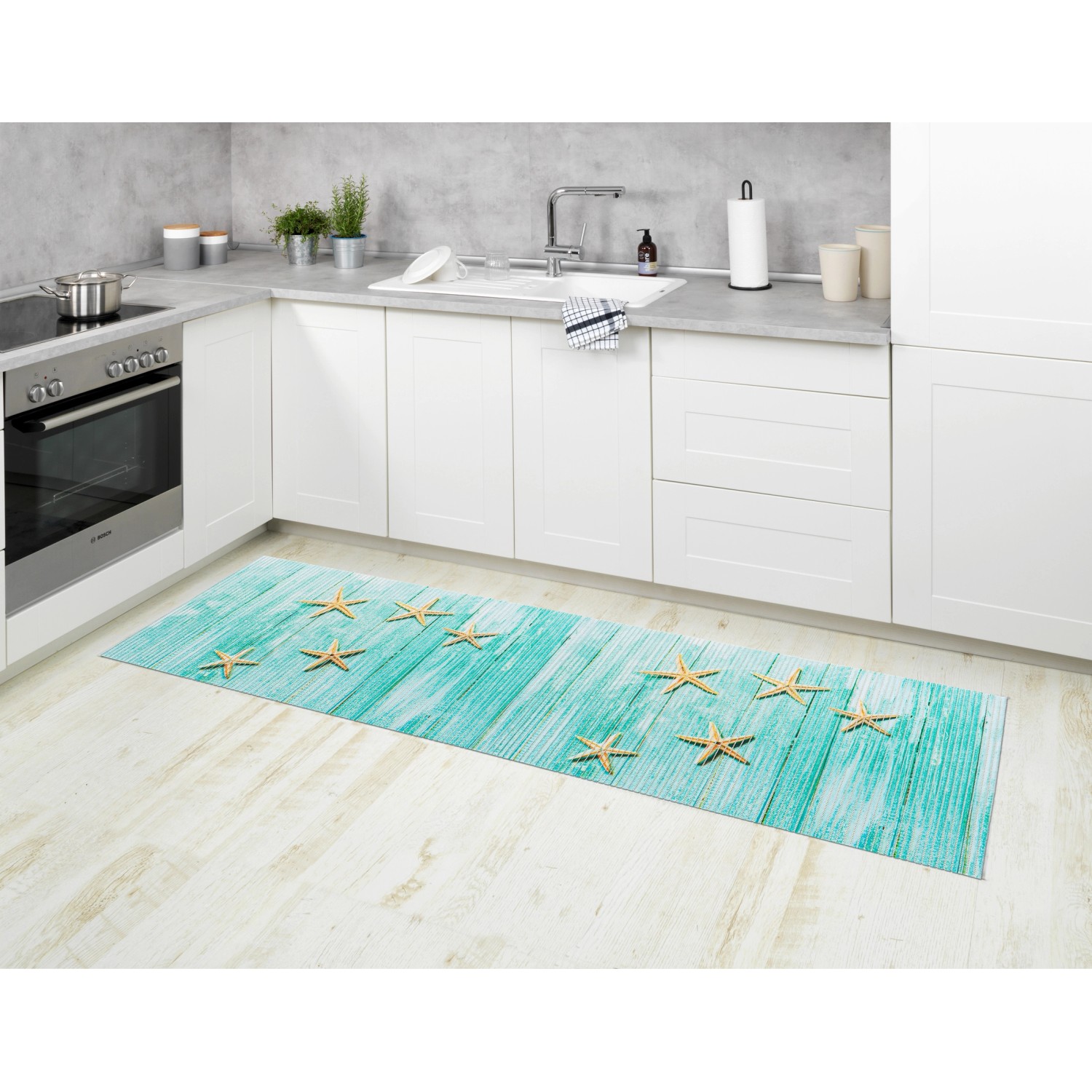 Mehrfarbige Wenko Badematte Mediaster (65x200 cm) mit Seestern-Motiv in Küche.