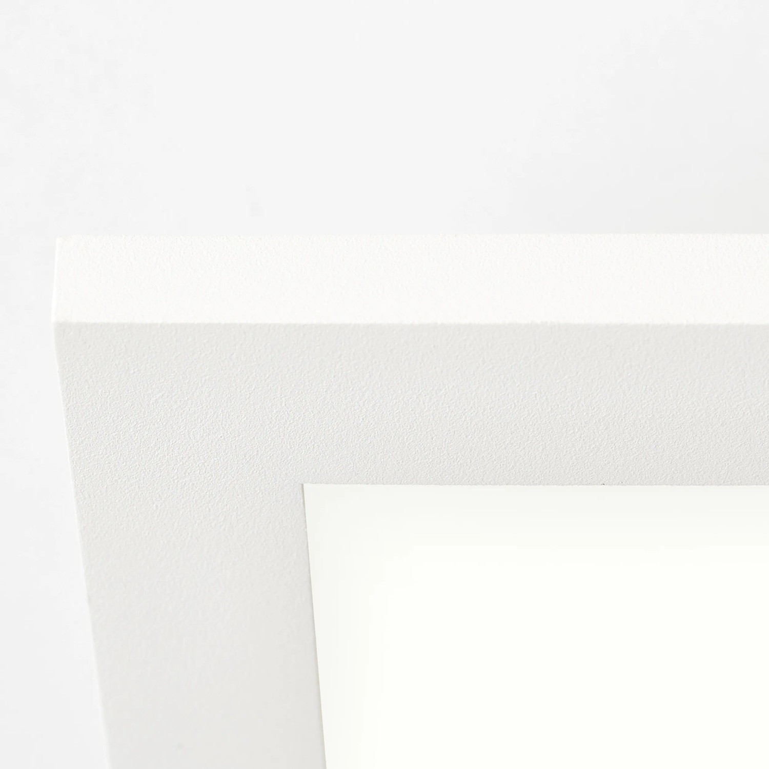 Detailaufnahme: Weißes, eckiges LED-Deckenpanel Buffi (60x60 cm) für Innenräume mit kaltweißem Licht.