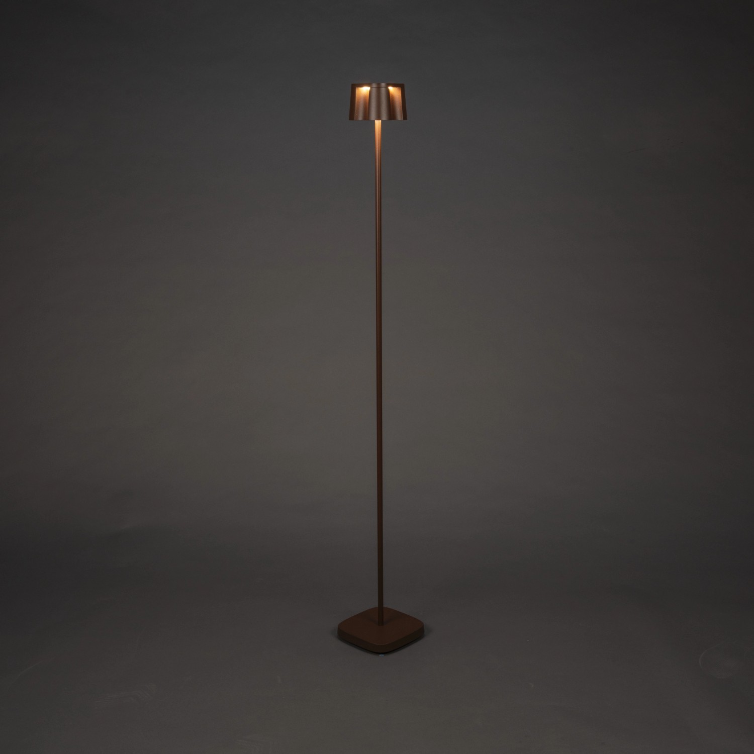 Rostfarbene Konstsmide LED-Stehleuchte Nice, 120cm, für Innen & Außen. Dekorative Außenleuchte mit USB.