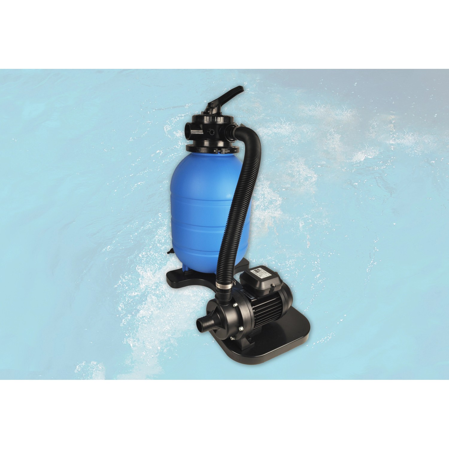 Sandfilteranlage für Weka Holzpool, blaues Gehäuse mit schwarzer Pumpe und Schlauch.
