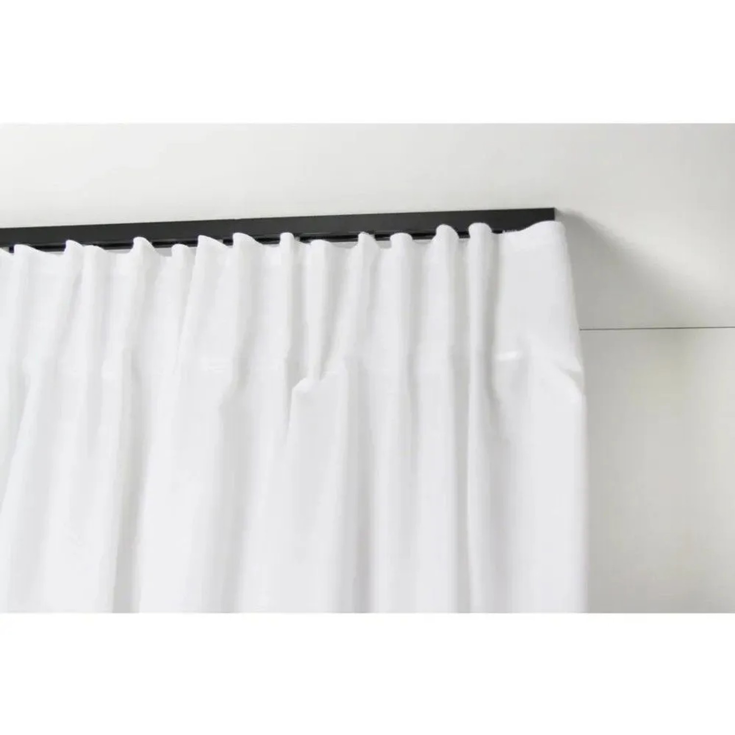 Schwarze 1-Lauf Gardinenschiene Square an weißer Decke mit weißem Vorhang. Ideal für Dekoartikel & Wohnaccessoires.