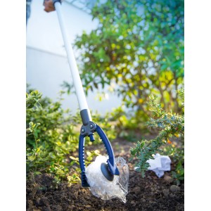 LUX Müllgreifer (87 cm) beim Aufheben von Müll im Garten.