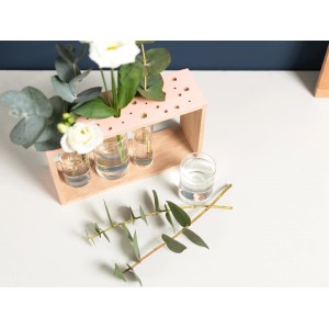 CREATE! by OBI DIY Rahmenvase aus Eiche mit Gläsern und Blumen dekoriert.