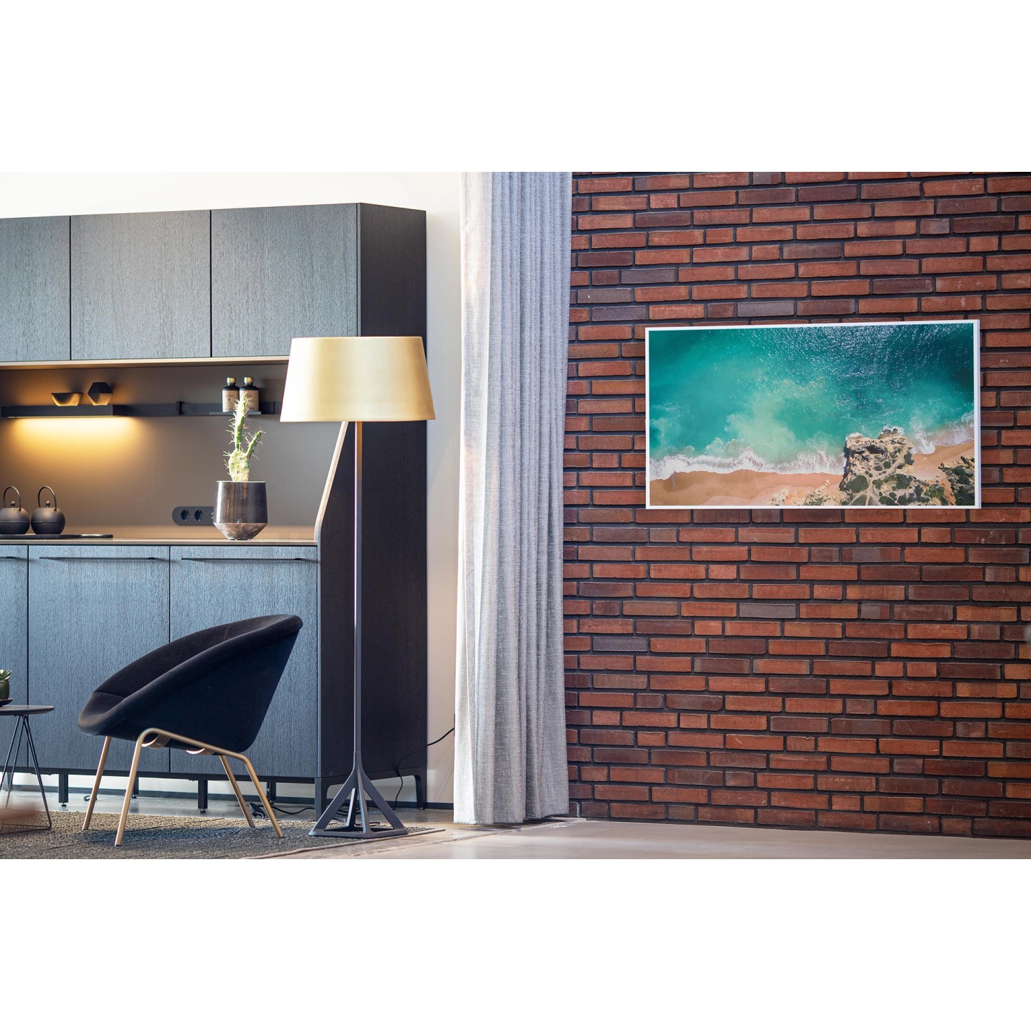 Könighaus Infrarotheizung 60x120 Traumstrand an Backsteinwand im Wohnraum.
