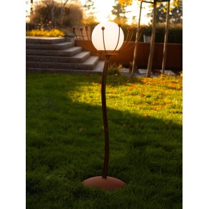 Ferrum Art Design Sommernachtstraum mit Solarkugel als Gartendeko in Edelrost-Optik.