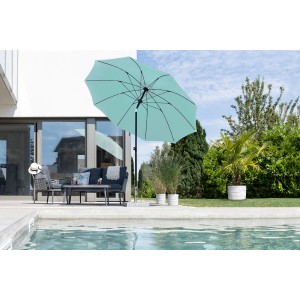 Mintfarbener Schneider Balkonschirm (Ø 270 cm) mit Push-Up Mechanik neben Pool und Gartenmöbeln.