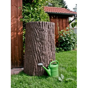 Arves Regentonne Evergreen 475 l in Dunkelbraun mit Baumstammoptik und grüner Gießkanne im Garten.