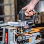 Worx Akku-Stichsäge WX543 im Einsatz beim Sägen eines Rohrs.