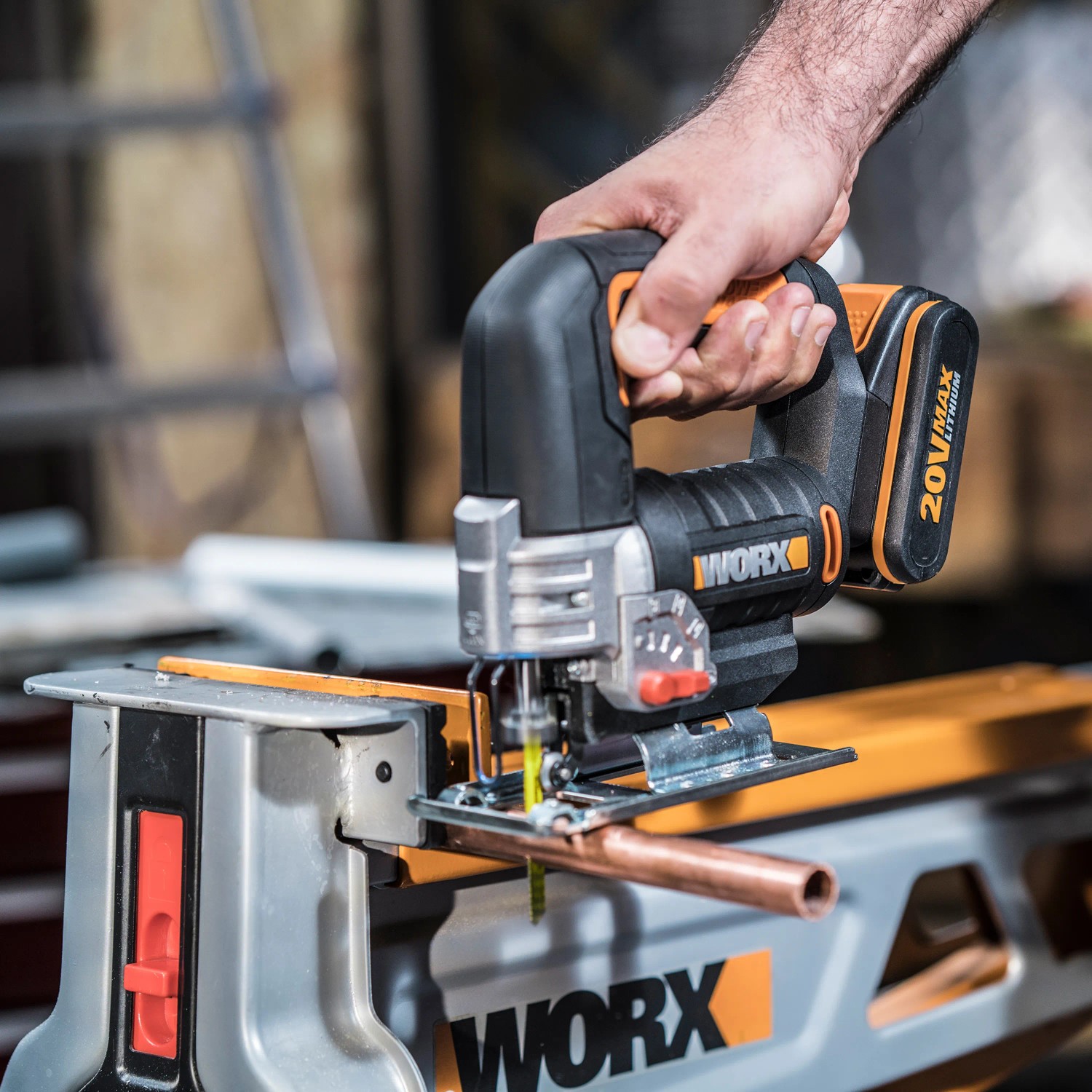 Worx Akku-Stichsäge WX543 im Einsatz beim Sägen eines Rohrs.