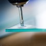 LUX Glasbohrer Classic 10 mm bohrt ein Loch in eine Glasscheibe.