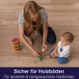 Frau und Kind spielen auf Parkettboden, gereinigt mit Bona Parkettreiniger. Sicher für Holz.
