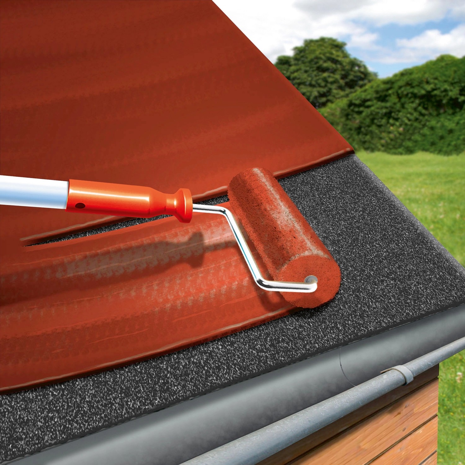 Auftragen der MEM Dach- und Sockelfarbe Ziegelrot mit Farbroller auf Bitumenoberfläche.