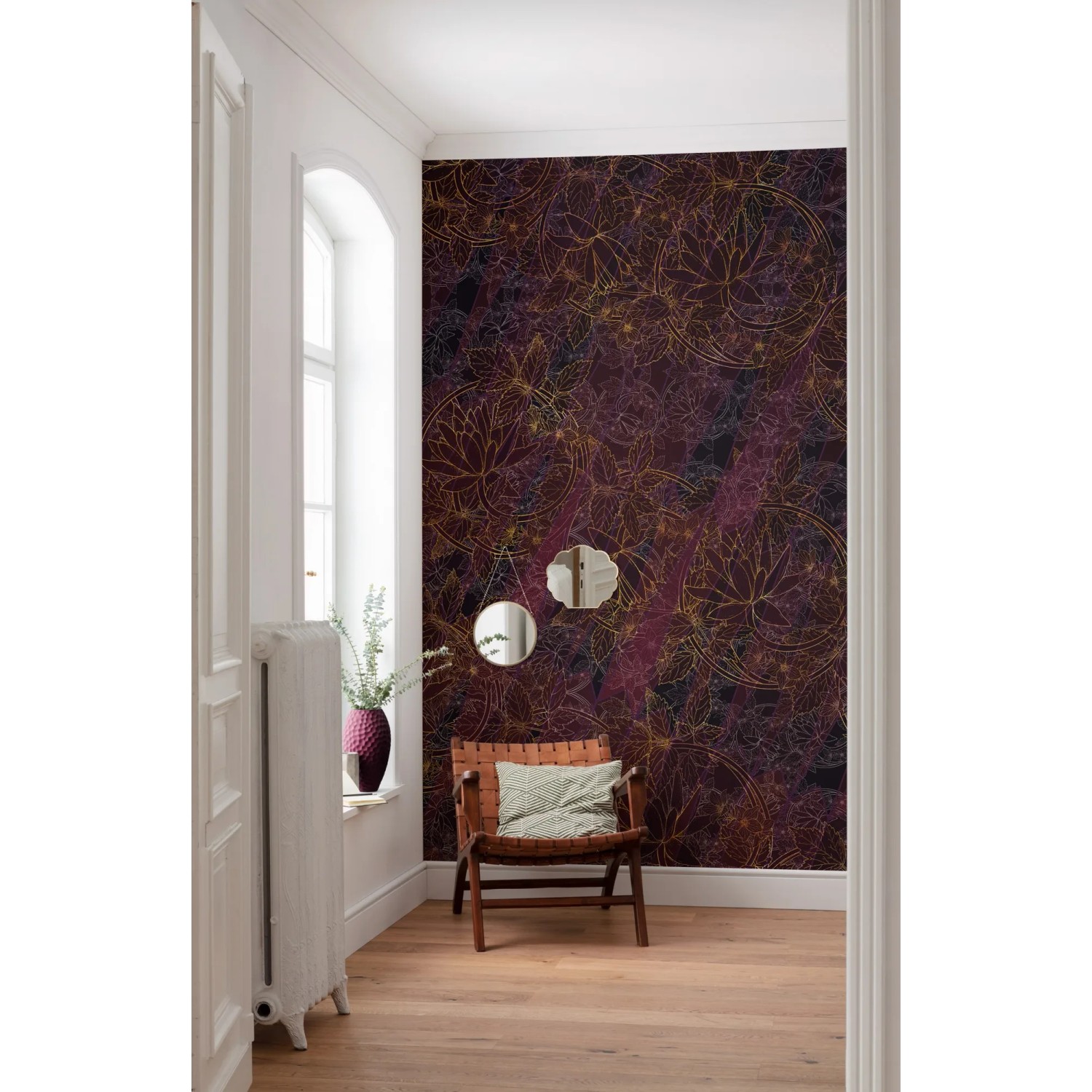 Komar Vlies Fototapete Lotus, 200x280 cm, mit floralem Muster in Gold und Lila.